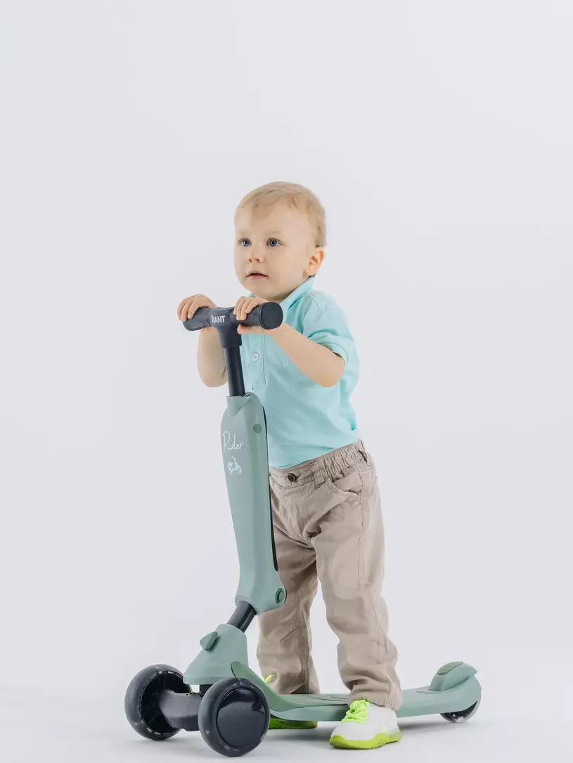 Беговел-самокат Rant Rider Plus со светящимися колесами зеленый