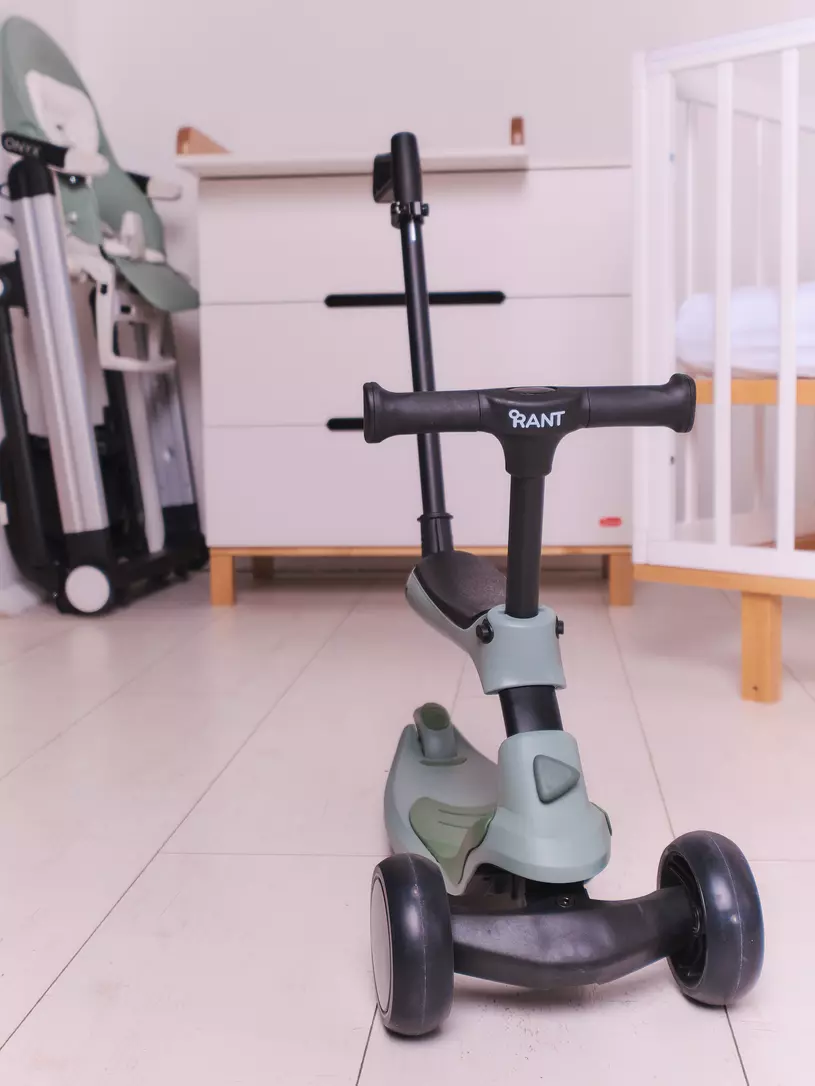 Беговел-самокат Rant Rider Plus со светящимися колесами зеленый